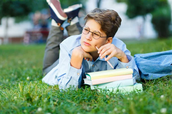 Carino Ragazzo Occhiali Rotondi Camicia Blu Legge Libro Sdraiato Sull — Foto Stock