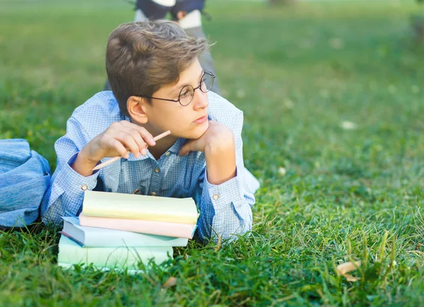 Roztomilý Mladý Chlapec Kulaté Brýle Modrou Košili Čte Knihu Ležící — Stock fotografie