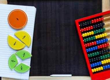 renkli kesirler ve abaküs classboard üzerinde. Eğitim, okul için matematik kavram ilginç