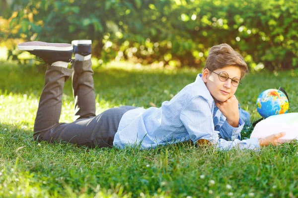 Carino Ragazzo Occhiali Rotondi Camicia Blu Legge Libro Sdraiato Sull — Foto Stock