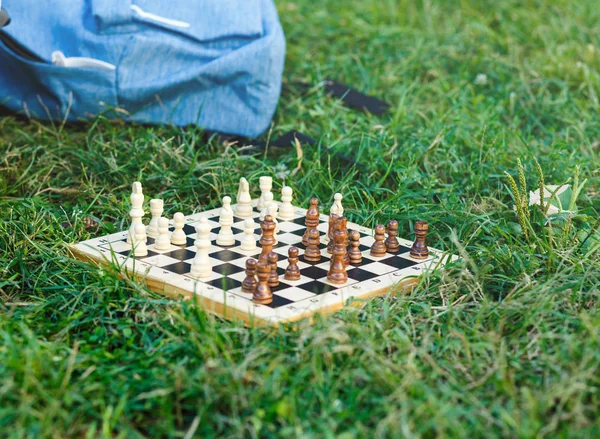 Ein Hölzernes Schachbrett Mit Weißen Und Braunen Figuren Liegt Auf — Stockfoto