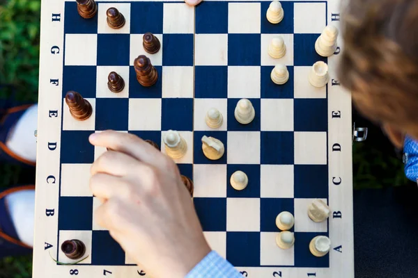 Ein Hölzernes Schachbrett Mit Weißen Und Braunen Figuren Liegt Auf — Stockfoto