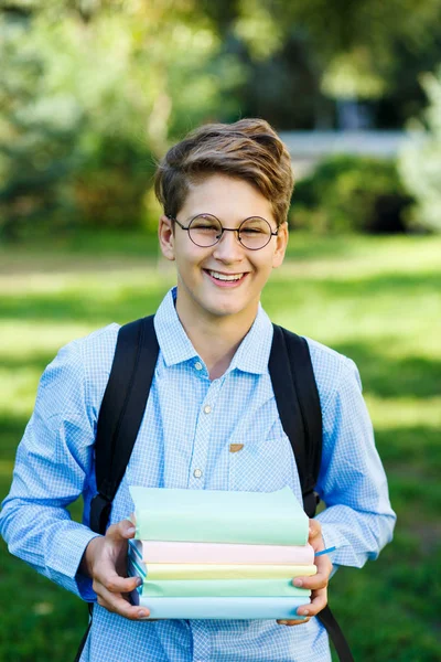 Carino Ragazzo Occhiali Rotondi Camicia Blu Con Zaino Contiene Libri — Foto Stock