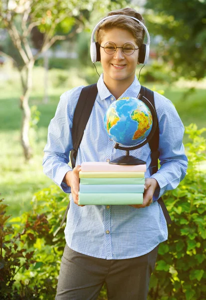 Carino Ragazzo Occhiali Rotondi Camicia Blu Con Zaino Contiene Libri — Foto Stock