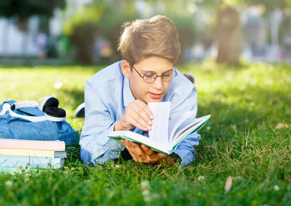 Molto Carino Ragazzo Occhiali Rotondi Camicia Blu Legge Libro Sdraiato — Foto Stock