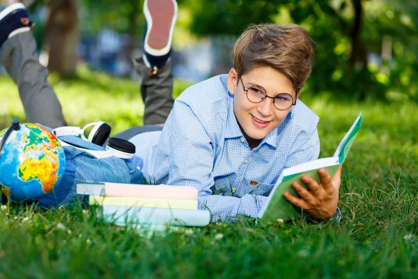 Molto Carino Ragazzo Occhiali Rotondi Camicia Blu Legge Libro Sdraiato — Foto Stock