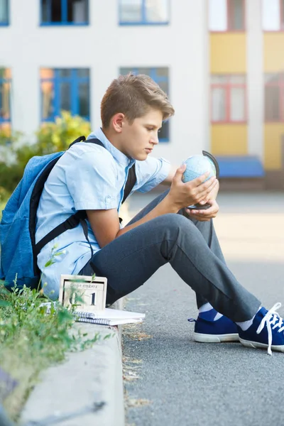 Lindo Joven Niño Con Camisa Azul Con Mochila Libros Trabajo —  Fotos de Stock