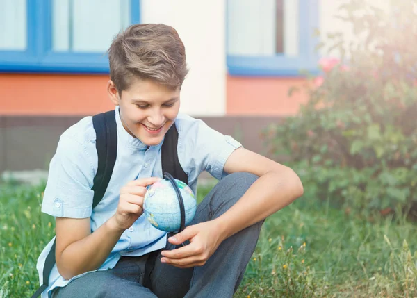 Carino Ragazzo Camicia Blu Con Zaino Cartelle Lavoro Tiene Globo — Foto Stock