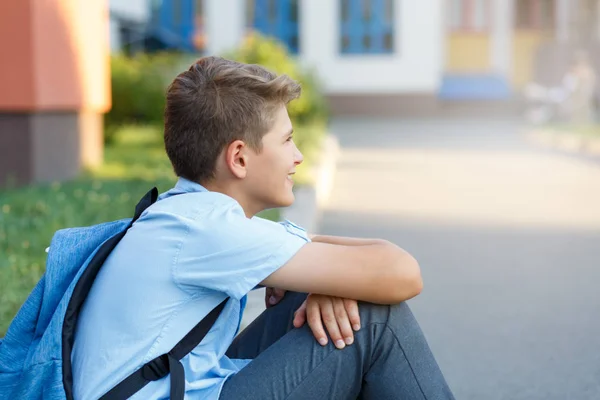 Rapaz Bonito Camisa Azul Com Mochila Senta Frente Escola Educação — Fotografia de Stock