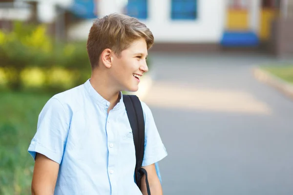 Carino Giovane Scolaro Camicia Blu Con Zaino Trova Fronte Alla — Foto Stock