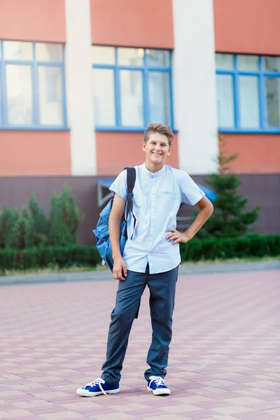 Lindo Joven Colegial Camisa Azul Con Mochila Para Frente Escuela —  Fotos de Stock