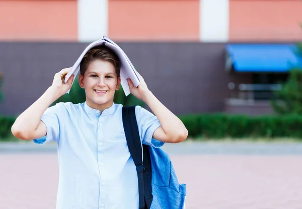 Leuke Jonge Jongen Blauw Shirt Met Rugzak Staat Met Werkmap — Stockfoto