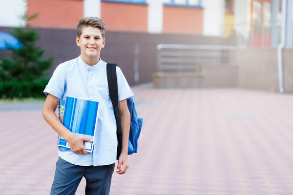 Carino Bello Giovane Ragazzo Anni Camicia Blu Stand Con Quaderni — Foto Stock