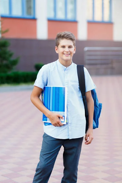 Carino Bello Giovane Ragazzo Anni Camicia Blu Stand Con Quaderni — Foto Stock