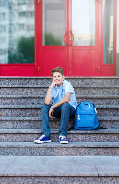 Rapaz Bonito Camisa Azul Com Mochila Azul Senta Frente Escola — Fotografia de Stock