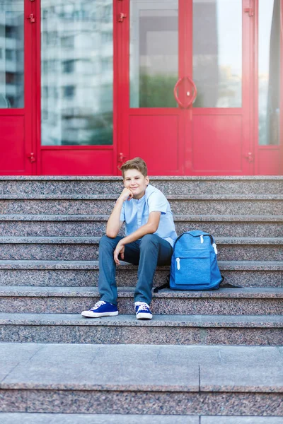 Carino Giovane Ragazzo Camicia Blu Con Zaino Blu Siede Fronte — Foto Stock