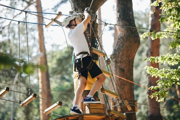 Niedlicher Sportlicher Junge Weißem Shirt Abenteuerseilpark Mit Helm Und Sicherheitsausrüstung — Stockfoto