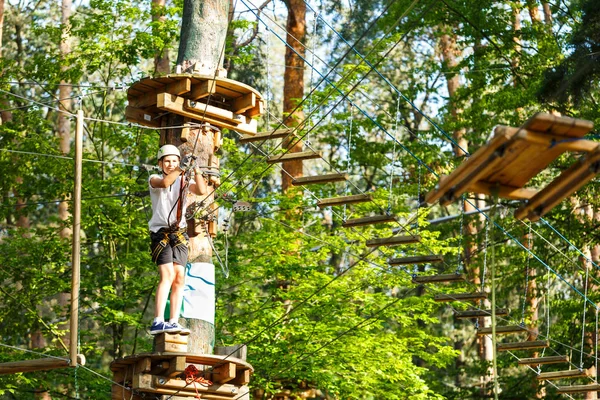 Niedlicher Sportlicher Junge Weißem Shirt Abenteuerseilpark Mit Helm Und Sicherheitsausrüstung — Stockfoto