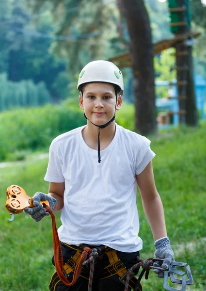 Leuke Sportieve Jongen Witte Shirt Wit Helm Het Avonturenpark Voor — Stockfoto