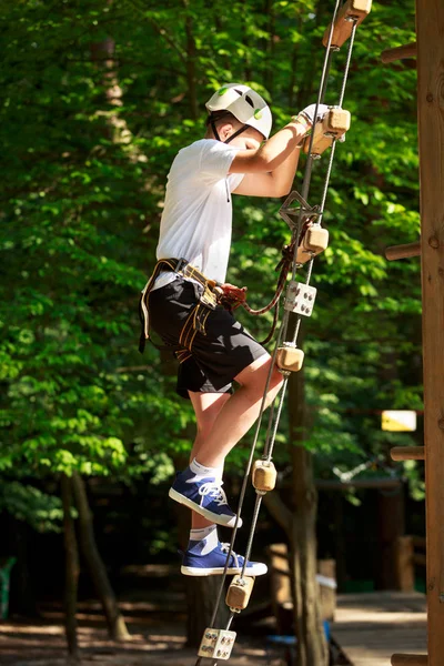 Niedlicher Sportlicher Junge Weißem Shirt Abenteuerseilpark Mit Helm Und Sicherheitsausrüstung — Stockfoto