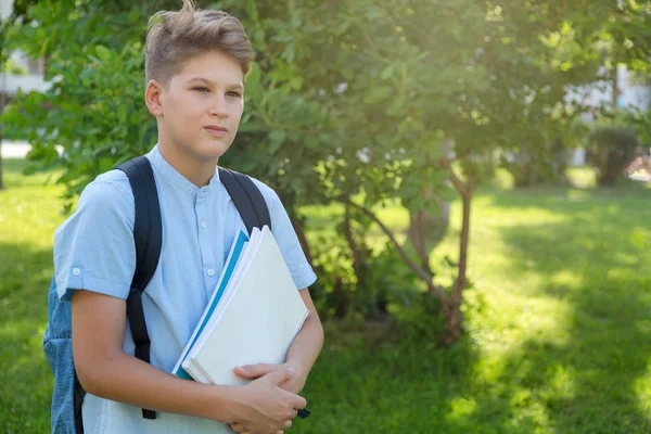 Carino Giovane Ragazzo Camicia Blu Tiene Quaderni Tra Braccia Nel — Foto Stock