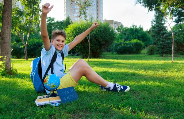 Carino Intelligente Giovane Ragazzo Blu Siede Sull Erba Con Globo — Foto Stock