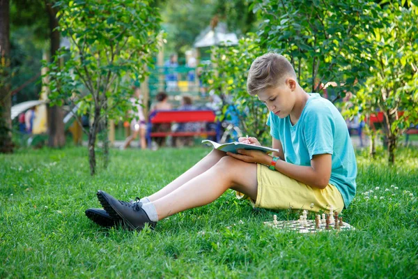 Carino Ragazzo Shirt Verde Una Mossa Sulla Scacchiera Gioca Scacchi — Foto Stock