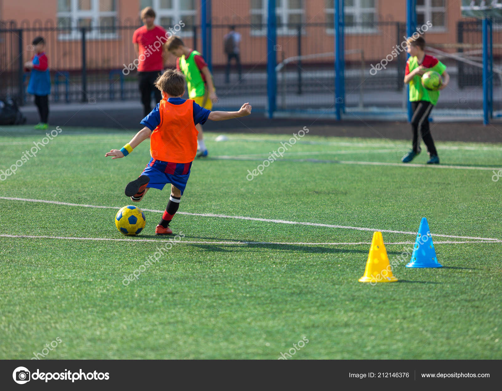 かわいい男の子サッカー サッカーを楽しんで幸せな子 子供の活動 小さなサッカー選手 夏のフィールド トレーニング ストック写真 C Chekyravaa