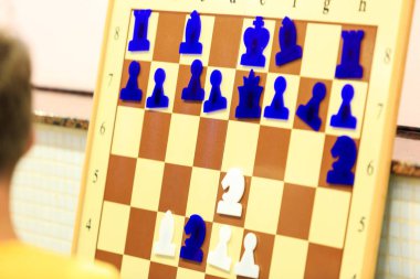 Eğitim manyetik satranç satranç ders ve rakamlar üzerinde duvardaki okulda mıknatıslar üzerinde tutulur.