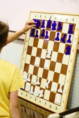 Eğitim manyetik satranç satranç ders ve rakamlar üzerinde duvardaki okulda mıknatıslar üzerinde tutulur.