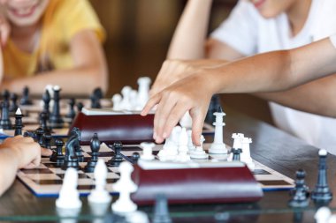 zeki, Sevimli, Genç çocuk satranç tahtası üzerinde bir hareket yapıyor. Eğitim kavramı, eğitim, turnuva fikri oyunu