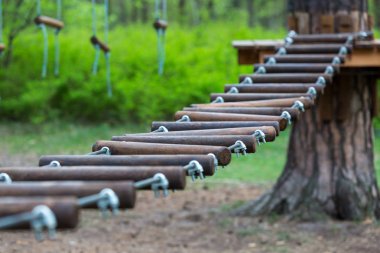 İlkbahar, yaz, macera halat Parkı. Farklı merdivenler ahşap çubukları. Aktif ve spor yaşam tarzı