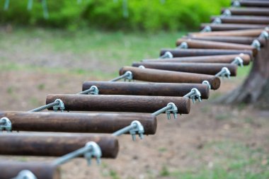 İlkbahar, yaz, macera halat Parkı. Farklı merdivenler ahşap çubukları. Aktif ve spor yaşam tarzı