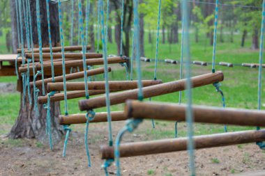 İlkbahar, yaz, macera halat Parkı. Farklı merdivenler ahşap çubukları. Aktif ve spor yaşam tarzı