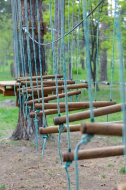 İlkbahar, yaz, macera halat Parkı. Farklı merdivenler ahşap çubukları. Aktif ve spor yaşam tarzı