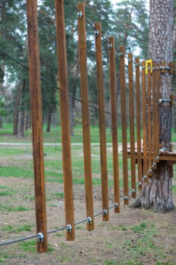 İlkbahar, yaz, macera halat Parkı. Farklı merdivenler ahşap çubukları. Aktif ve spor yaşam tarzı