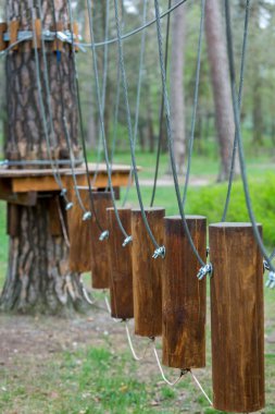 İlkbahar, yaz, macera halat Parkı. Farklı merdivenler ahşap çubukları. Aktif ve spor yaşam tarzı