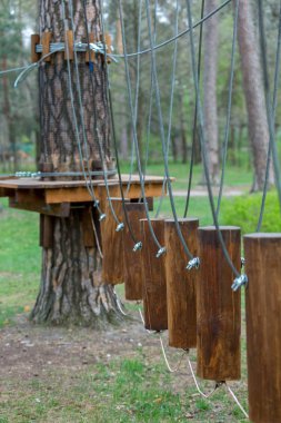 İlkbahar, yaz, macera halat Parkı. Farklı merdivenler ahşap çubukları. Aktif ve spor yaşam tarzı