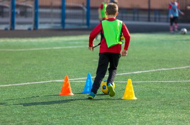 Futbol, futbol keyfi mutlu çocuk yakışıklı. Çocuk faaliyetleri, biraz futbolcu. Yaz aylarında alanında eğitim