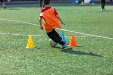 Futbol, futbol keyfi mutlu çocuk yakışıklı. Çocuk faaliyetleri, biraz futbolcu. Yaz aylarında alanında eğitim