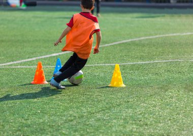 Futbol, futbol keyfi mutlu çocuk yakışıklı. Çocuk faaliyetleri, biraz futbolcu. Yaz aylarında alanında eğitim