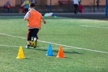 Futbol, futbol keyfi mutlu çocuk yakışıklı. Çocuk faaliyetleri, biraz futbolcu. Yaz aylarında alanında eğitim