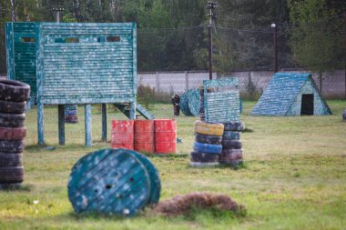 Çocuk silahla ve kask içinde özel alanda paintball oynuyor. Paintball oyunları-ebilmek var olmak oyuncu farklı boyutlarda kapalı veya açık alanda.