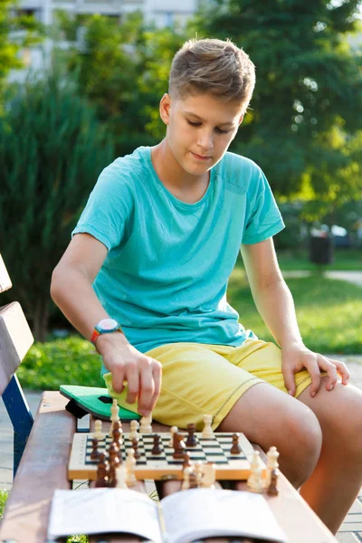 Carino Ragazzo Shirt Verde Una Mossa Sulla Scacchiera Gioca Scacchi — Foto Stock