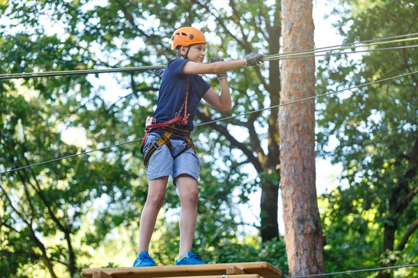 Fröhlich Niedlich Kleiner Junge Blauem Shirt Und Helm Der Sich — Stockfoto