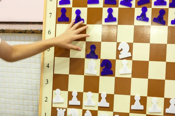 在学校的教育磁棋盘上的象棋课和数字在磁铁上举行 — 图库照片