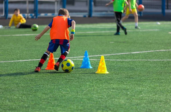 Futbol, futbol keyfi mutlu çocuk yakışıklı. Çocuk faaliyetleri, biraz futbolcu. Yaz aylarında alanında eğitim