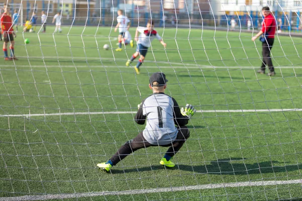 Garçon Heureux Actif Mouvement Amuser Plein Air Jouer Football Dans — Photo