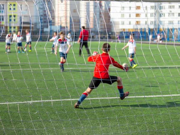 Ativo Menino Feliz Movimento Divertindo Livre Jogando Futebol Acampamento Verão — Fotografia de Stock