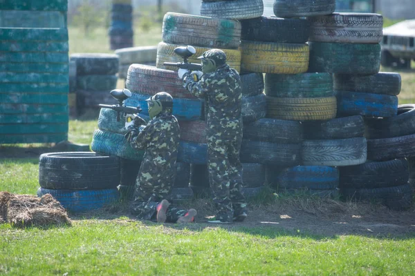 Kamuflaj Elbiseli Çocuk Onun Paintball Silahı Ile Paintball Sahada Duruyor — Stok fotoğraf